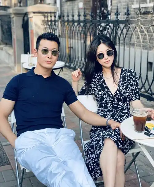 朱珠晒夫妻甜蜜九宫格,被王昀佳公主抱撒狗粮,网友大赞朱珠好辣_腾讯