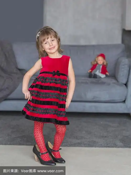 小女孩时尚达人穿着妈妈的高跟鞋在上面摆姿势