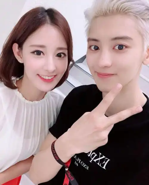 朴灿烈被曝交往女友并出轨3年劈腿10人经纪公司回应没立场