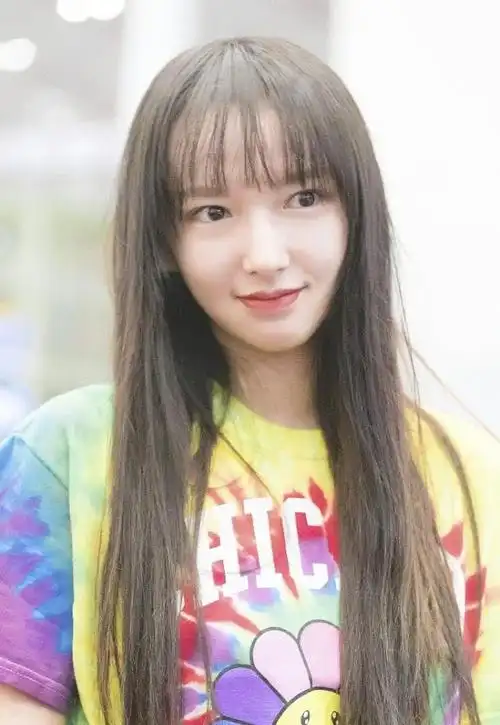 程潇机场现身,看到在路人镜头下的正脸,这是发生了什么