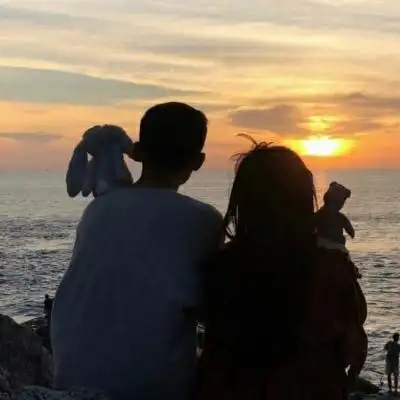微信情侣头像一男一女夕阳背影海边风格夕阳情头唯美一对