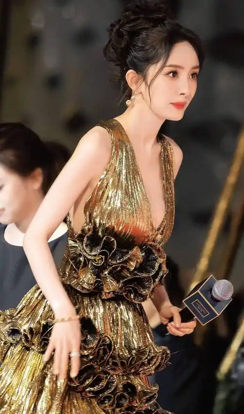 杨幂身材比例匀称,身高适中,拥有一双修长的美腿,同时还具备出色的