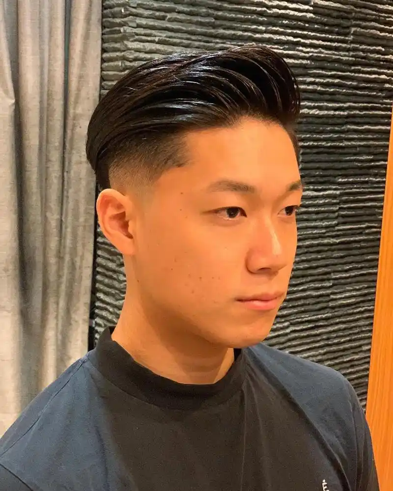 50岁男士梳背头造型,帅气精神不落伍.