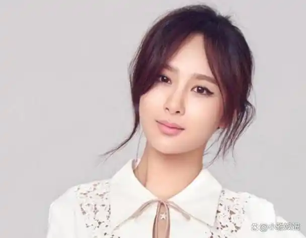 到《战长沙》,《欢乐颂》等多元角色的演绎,杨紫的演技实力日益精湛