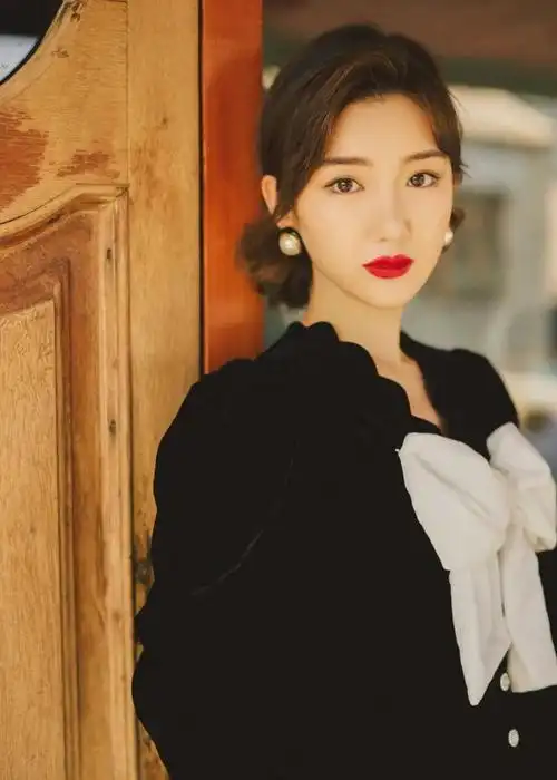 黑色短发发型女生韩范,女士黑色短发发型(是毛晓彤还是周雨彤)
