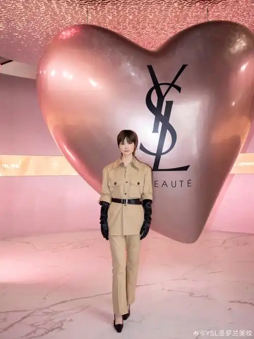 ysl彩妆护肤全球代言人@李宇春现身#yslloveshinefactory#上海限时