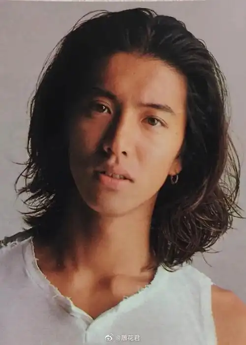 头发最帅的就是木村拓哉了吧,没人有意见吧,这就是长发男明星天花板吧