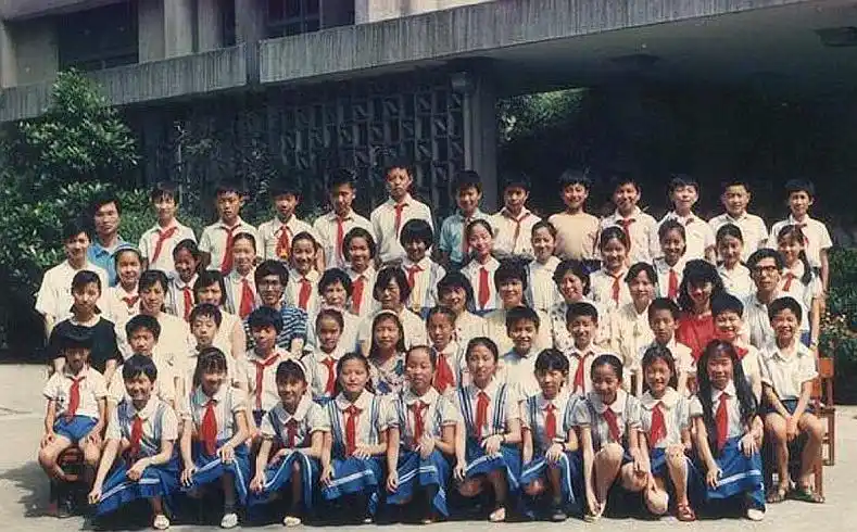 1951年,杭州小学生的服饰.