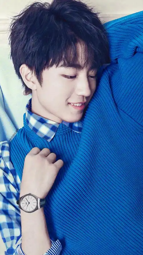 凯源[超话]#源凯盛世超话"-源儿,同样穿这件衣服,是你比较甜还是我