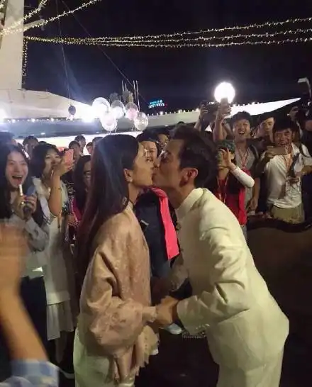 赵丽颖和何炅接吻