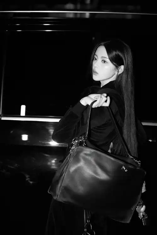 纯黑穿搭御姐范十足  利落黑长直搭配黑色天鹅绒    #杨超越出发袄梃