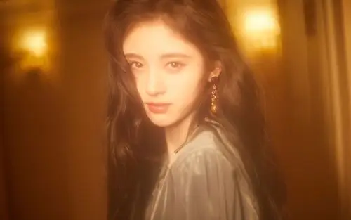 鞠婧祎卷发光影性感高清桌面壁纸