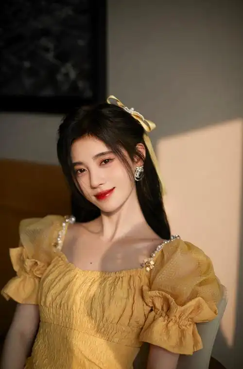 鞠婧祎黄色珍珠泡泡袖公主裙,在逃公主!这一身造型也太好看了吧