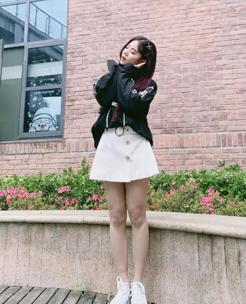 论穿短裙我只服张紫宁!当她穿上百褶裙时,这芭比腿谁受得了?