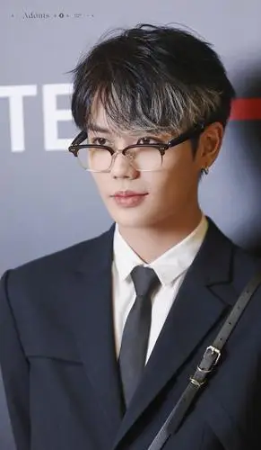 林彦俊黑色束腰西装 挑染银发太帅气!公主!你的骑士来接你回家