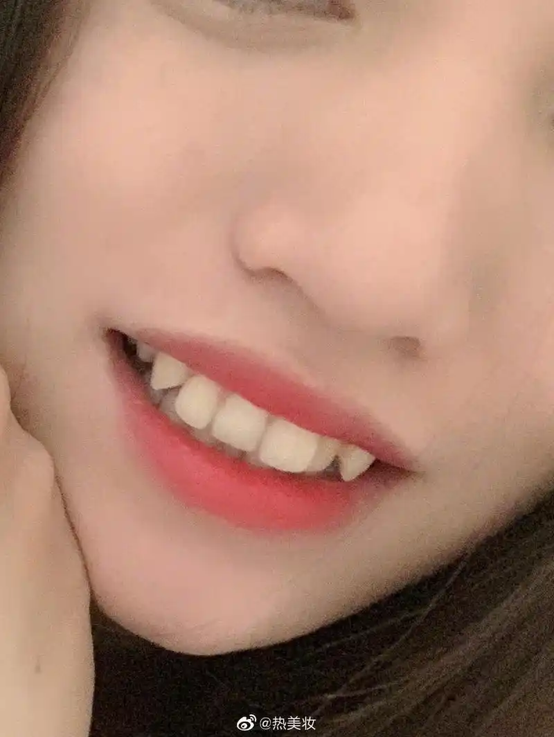 我觉得有小虎牙的女生都是特别可爱的.