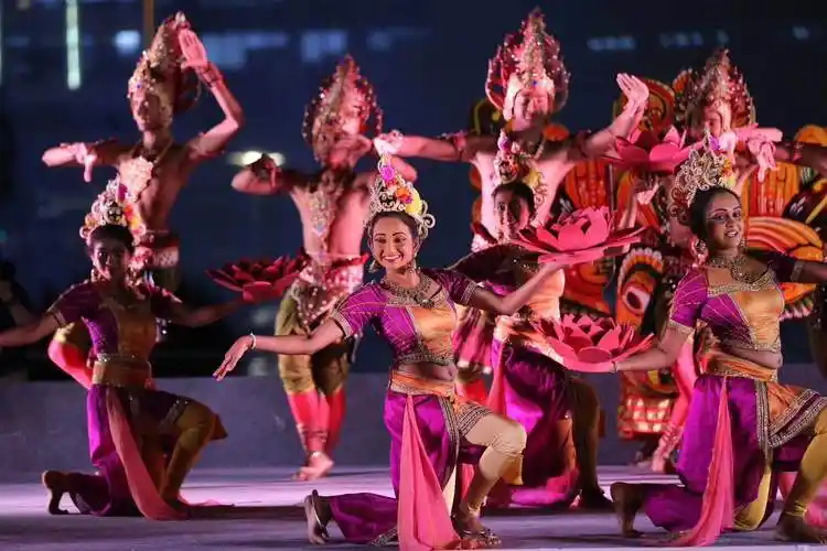 舞台演出服装设计与定制款式中的特色.