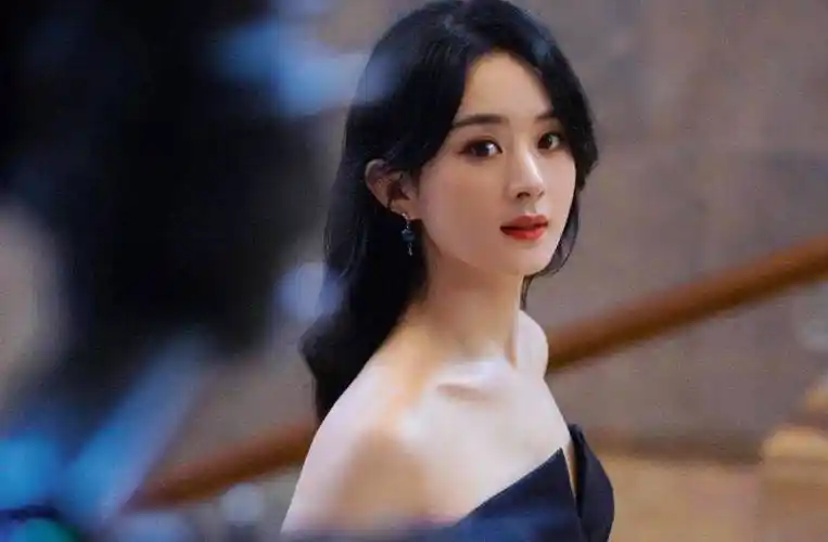 赵丽颖早期素颜照罕见曝光,国字脸很肉,表情可爱动作拘谨_少女_演艺