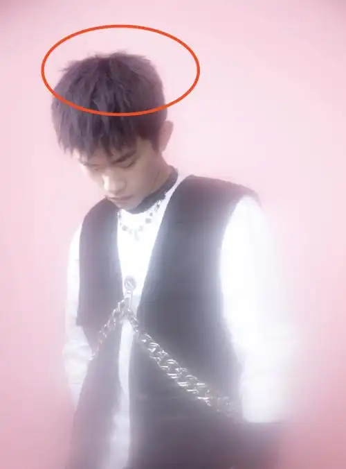 《这就是街舞3》总决赛:易烊千玺染紫色头发出场,耳钉不翼而飞