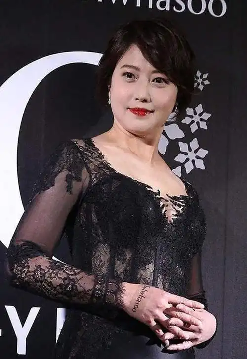 原创周海媚该服老,穿蕾丝也不性感,皱纹明显表情僵硬,53岁扮嫩太难