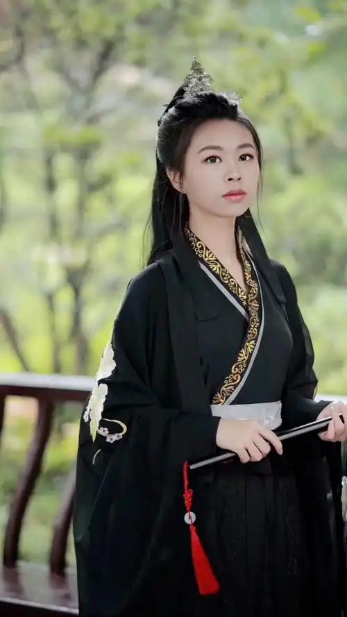 电视剧一般都是演现代穿越到古代,咱现在来个侠女穿越到现代版04