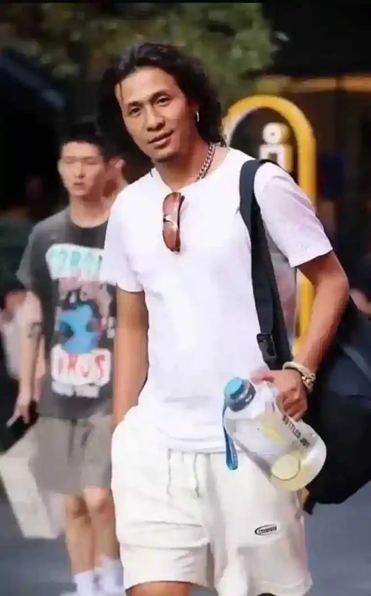 这么看宋小宝留这个发型还是很帅的.