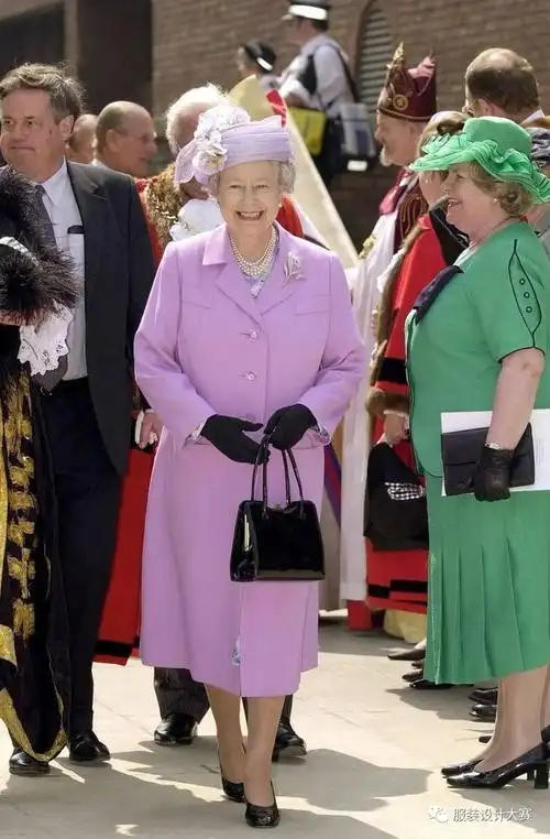 造就一个朝代:英国女王90年穿衣之道