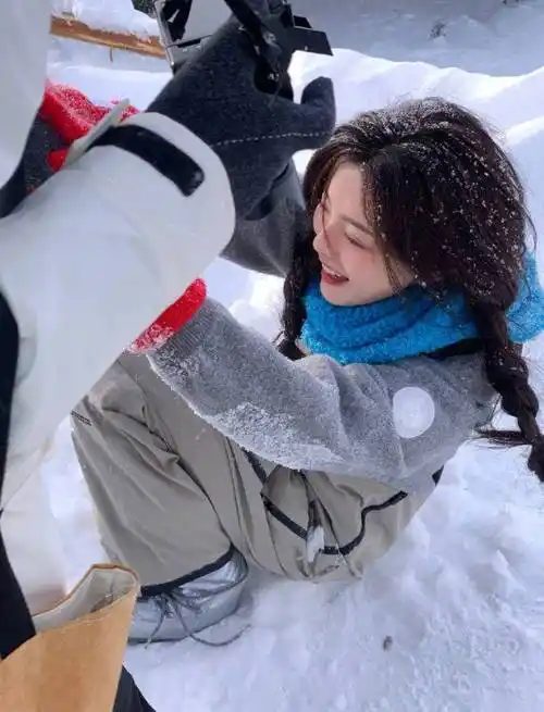 在雪地里,杨超越选择了保持一贯的发型,但这并没有使她失去新意.