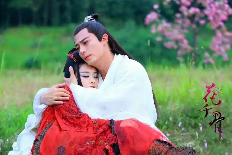 花千骨也深深爱上了这个前世今生都伴随着她的白子画.