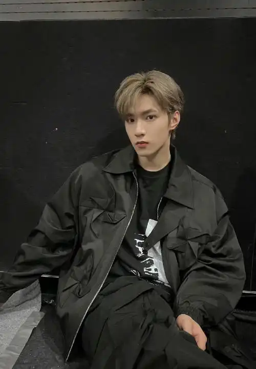 刘耀文棒球帽随拍