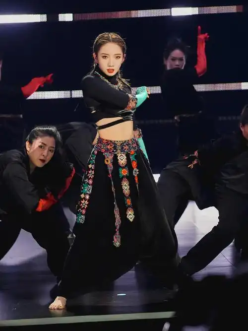 孟美岐舞蹈生民族朋克舞台