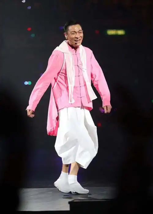 刘德华6岁女儿模样首曝光,扎丸子头呆萌可爱,和华仔超像的