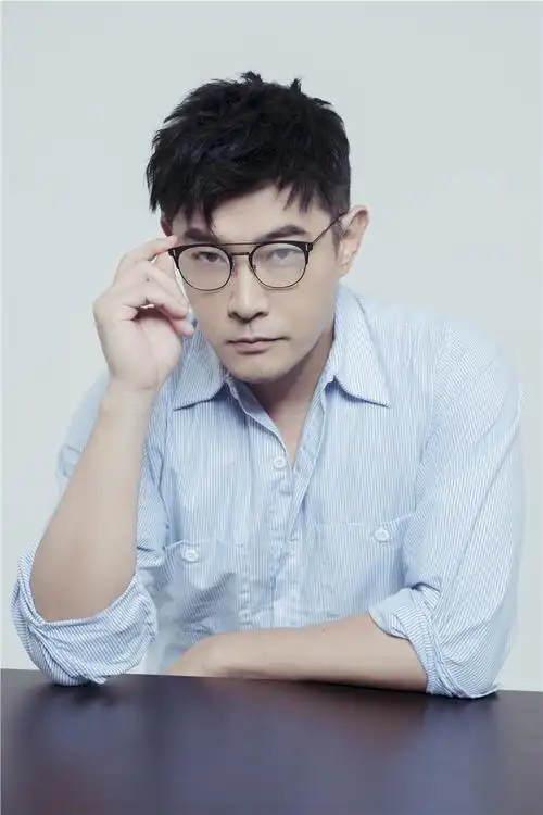 黄维德"眼镜杀"美图曝光 "禁欲系"男神撩人心_太帅