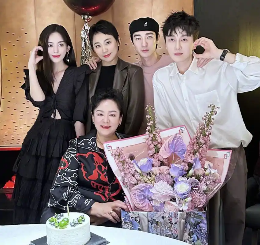 古力娜扎晒全家福!妈妈温婉优雅,亲姐姐颜值高不输明星很抢镜