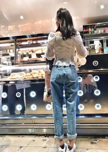 90后小花李沁获奖, 身穿粉色连衣裙, 手拿玫瑰仙气十足