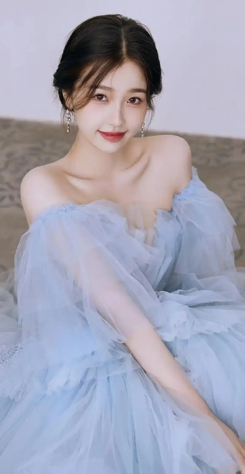 虞书欣蓝色公主纱裙造型轻盈,如梦如幻