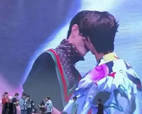 陈情令泰国粉丝见面会,肖战与王一博互动,一搏一上来就亲战哥