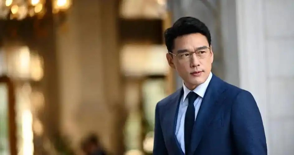 22次,这是王耀庆目前在大陆影视作品中扮演精英阶层,霸道总裁,高级