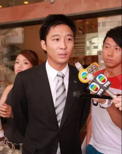 40岁霍启山被撮合和奥运冠军,她拿下香港奥运首金,撞脸朱玲玲