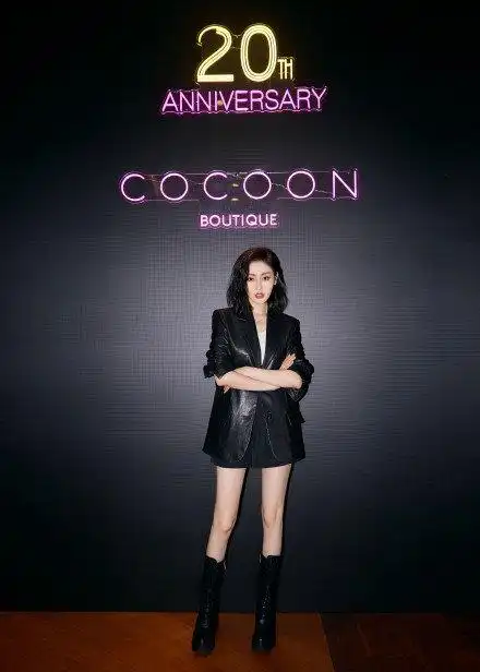 白色内搭配黑色皮衣,张天爱西湖大片又a又飒,帅气逼人!