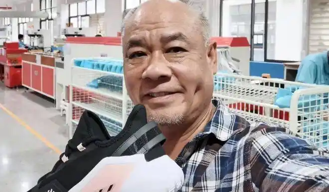 56岁李宁近照头发花白已经秃顶为事业奔波儿子女儿颜值很高