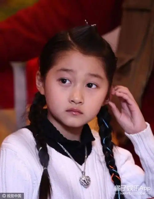 娱乐快讯关晓彤童年照片合集每一张都超可爱哦
