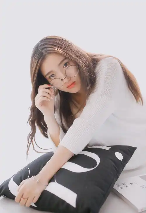 戴眼镜的美女模特嫩白美腿大胆诱惑性感写真