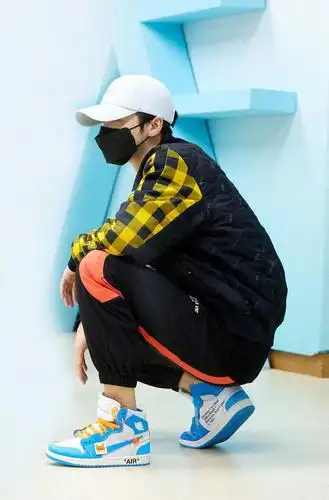 鹿晗到底有多少鞋?脚蹬dunk sb踢卷纸,ow-aj1北卡蓝上玩贴画!