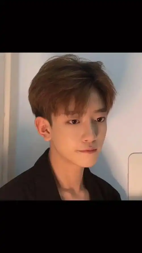 两侧铲光镂空,顶部蓬松三七分开,刘海微蓬微碎侧分!简单易打理!帅哈!