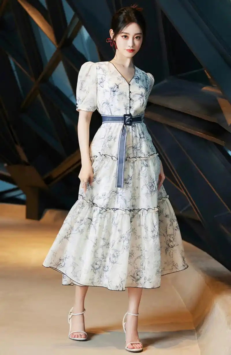 演员祝绪丹凉鞋美脚照,2019年,祝绪丹主演的古装武侠剧《倚天屠龙记》