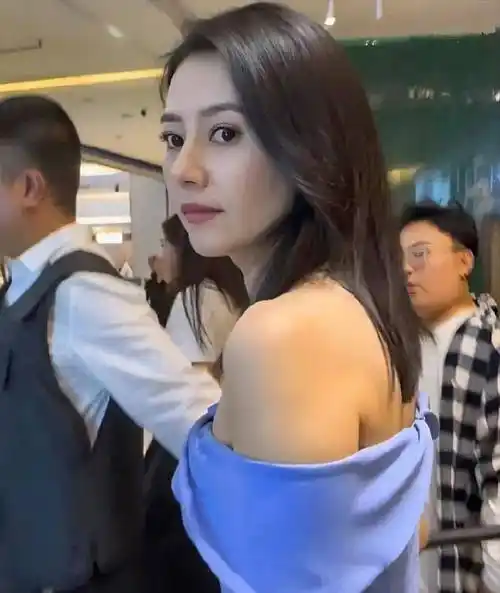 高圆圆回眸的一瞬间太美了,蓝色单肩连衣裙端庄的美让人很震撼 67