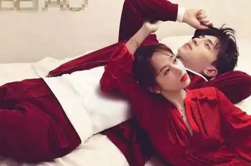 邓论杨紫情侣写真曝光镜头拉近看清楚后网友这届粉丝真强大