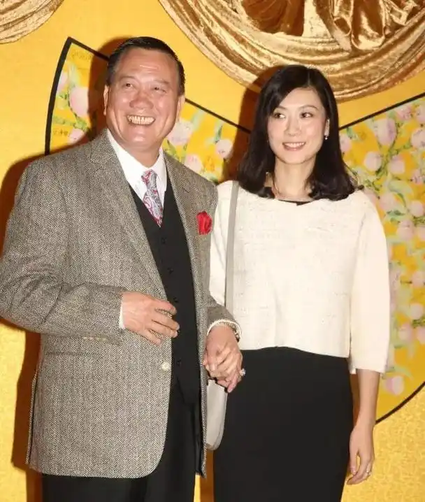 61岁万梓良近照,小16岁空姐妻子前来探班,两人甜蜜同框很恩爱!