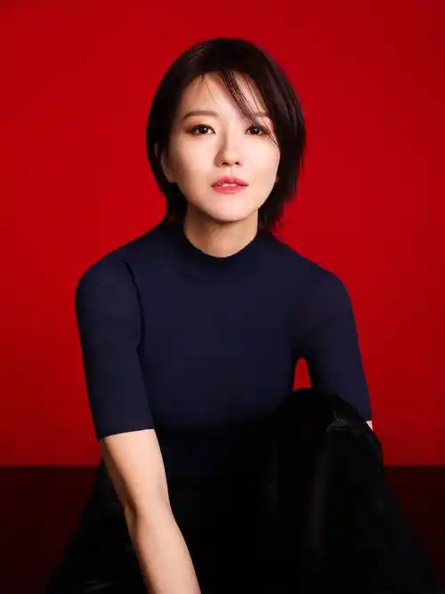 刚刚结束"第七届最爱金曲榜"的新加坡歌手蔡淳佳,马不停蹄发布了她的